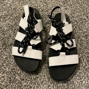 Sorel Roaming Leather Sandal size 6